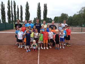 Lehrer, Betreuer und Teilnehmer des Jugend-Tenniscamps 2014